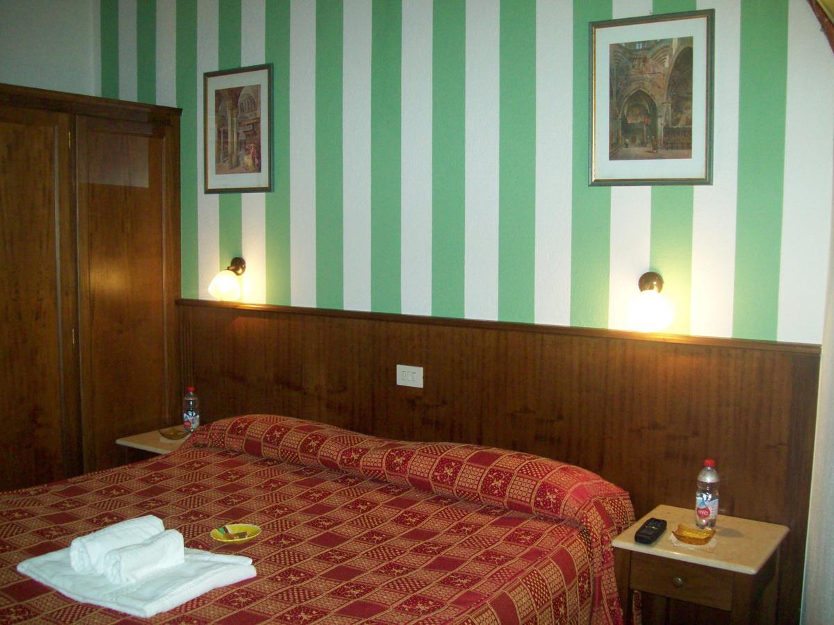 Hotel Excalibur Revello Extérieur photo