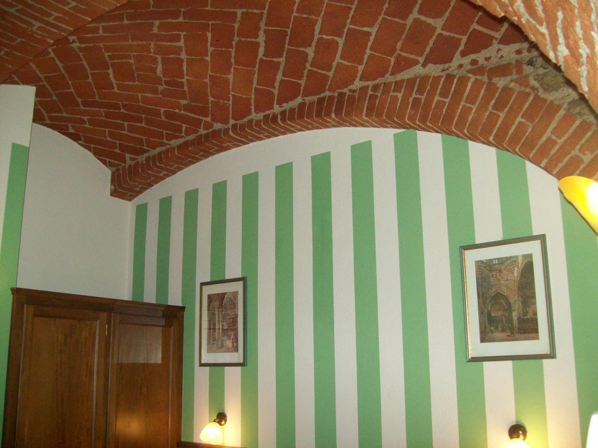 Hotel Excalibur Revello Extérieur photo