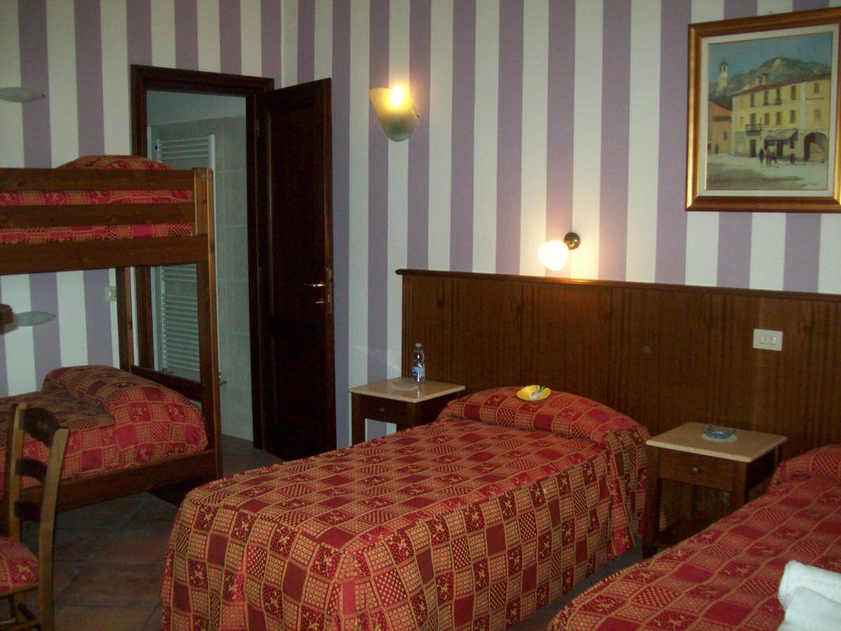 Hotel Excalibur Revello Extérieur photo