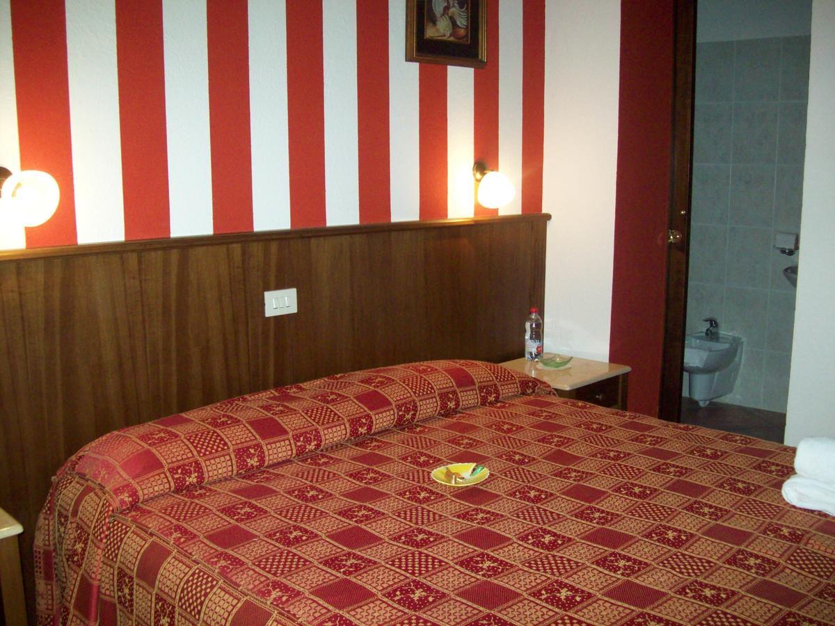 Hotel Excalibur Revello Extérieur photo
