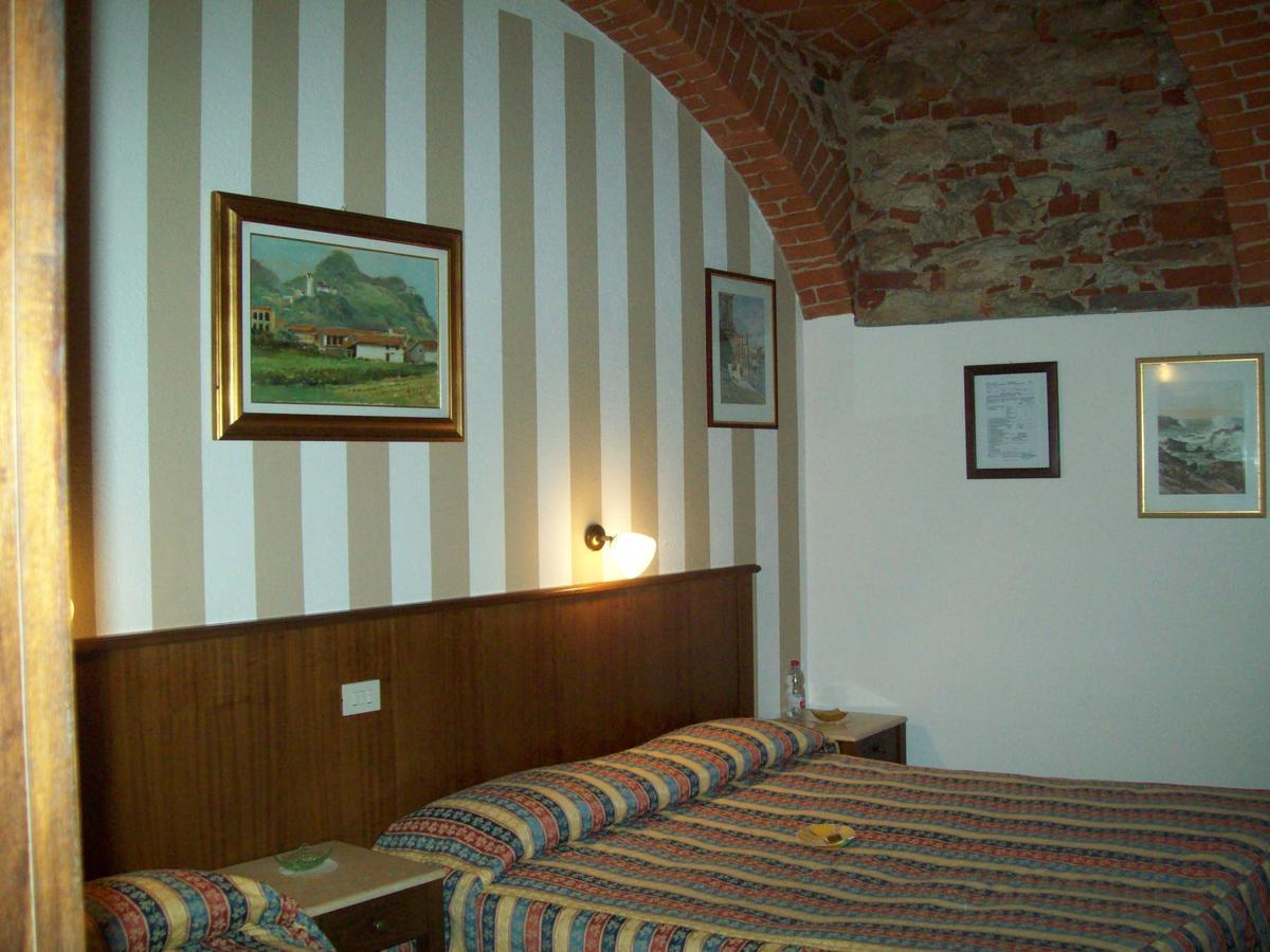 Hotel Excalibur Revello Extérieur photo