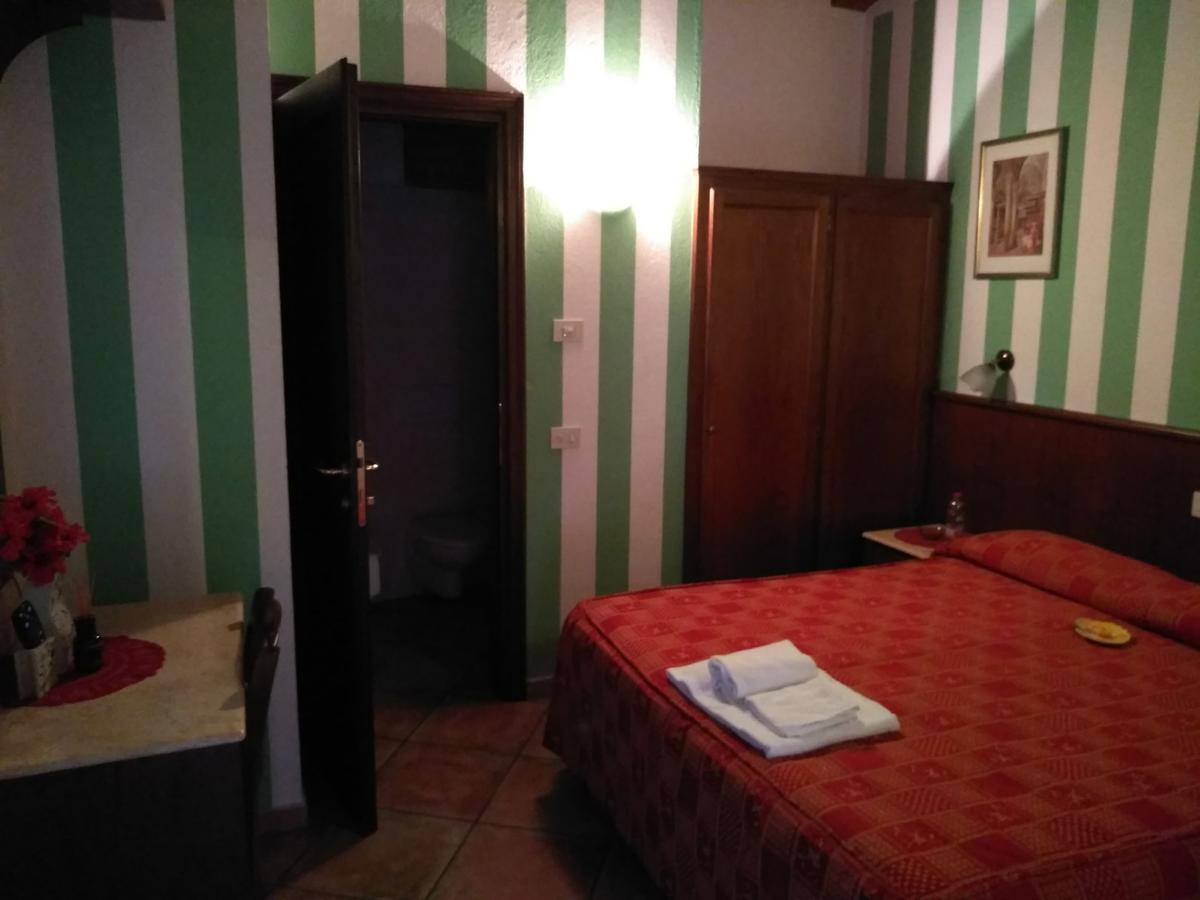 Hotel Excalibur Revello Extérieur photo